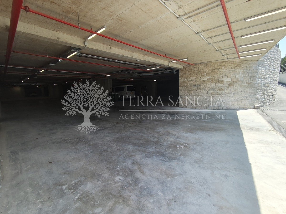 706
